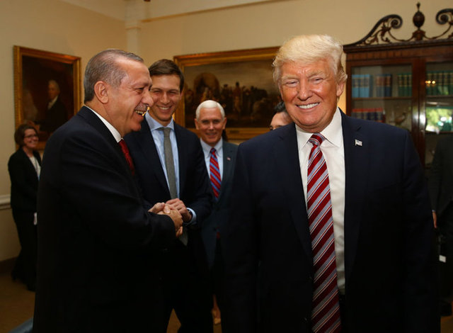 Beyaz Saray'da yüz yüze görüşen Cumhurbaşkanı Erdoğan ile ABD Başkanı Donald Trump'ın bir araya geldiği o anlar böyle görüntülendi.