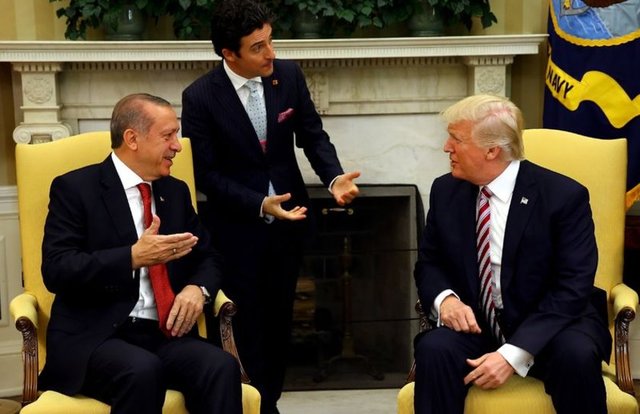 Beyaz Saray'da yüz yüze görüşen Cumhurbaşkanı Erdoğan ile ABD Başkanı Donald Trump'ın bir araya geldiği o anlar böyle görüntülendi.