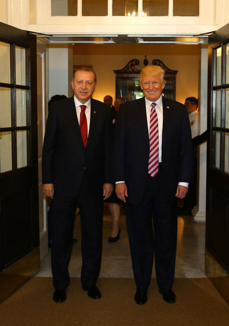 Beyaz Saray'da yüz yüze görüşen Cumhurbaşkanı Erdoğan ile ABD Başkanı Donald Trump'ın bir araya geldiği o anlar böyle görüntülendi.