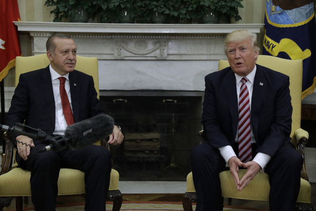 Beyaz Saray'da yüz yüze görüşen Cumhurbaşkanı Erdoğan ile ABD Başkanı Donald Trump'ın bir araya geldiği o anlar böyle görüntülendi.