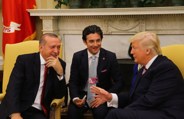 Beyaz Saray'da yüz yüze görüşen Cumhurbaşkanı Erdoğan ile ABD Başkanı Donald Trump'ın bir araya geldiği o anlar böyle görüntülendi.