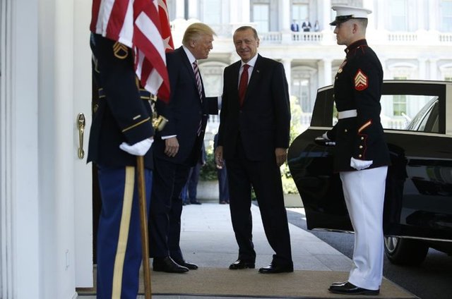 Beyaz Saray'da yüz yüze görüşen Cumhurbaşkanı Erdoğan ile ABD Başkanı Donald Trump'ın bir araya geldiği o anlar böyle görüntülendi.