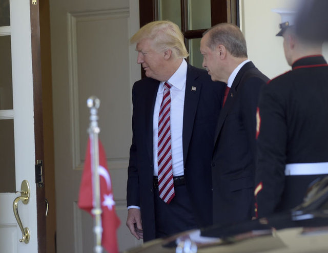 Beyaz Saray'da yüz yüze görüşen Cumhurbaşkanı Erdoğan ile ABD Başkanı Donald Trump'ın bir araya geldiği o anlar böyle görüntülendi.