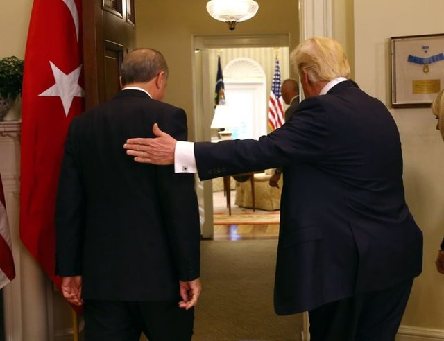 Beyaz Saray'da yüz yüze görüşen Cumhurbaşkanı Erdoğan ile ABD Başkanı Donald Trump'ın bir araya geldiği o anlar böyle görüntülendi.