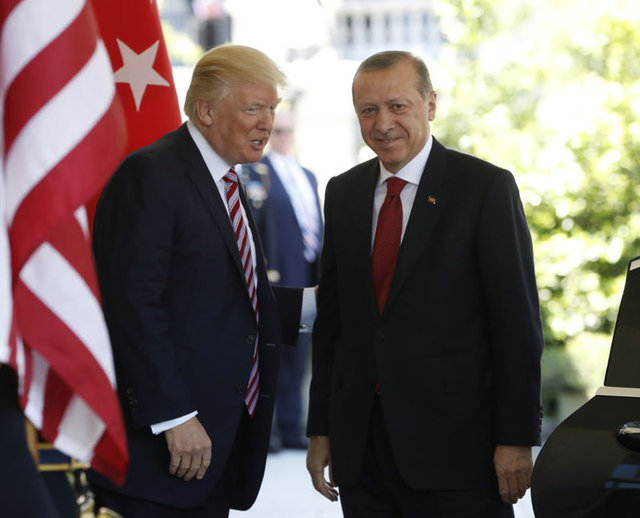 Beyaz Saray'da yüz yüze görüşen Cumhurbaşkanı Erdoğan ile ABD Başkanı Donald Trump'ın bir araya geldiği o anlar böyle görüntülendi.