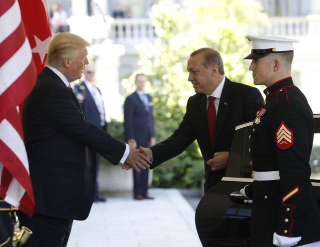 Beyaz Saray'da yüz yüze görüşen Cumhurbaşkanı Erdoğan ile ABD Başkanı Donald Trump'ın bir araya geldiği o anlar böyle görüntülendi.