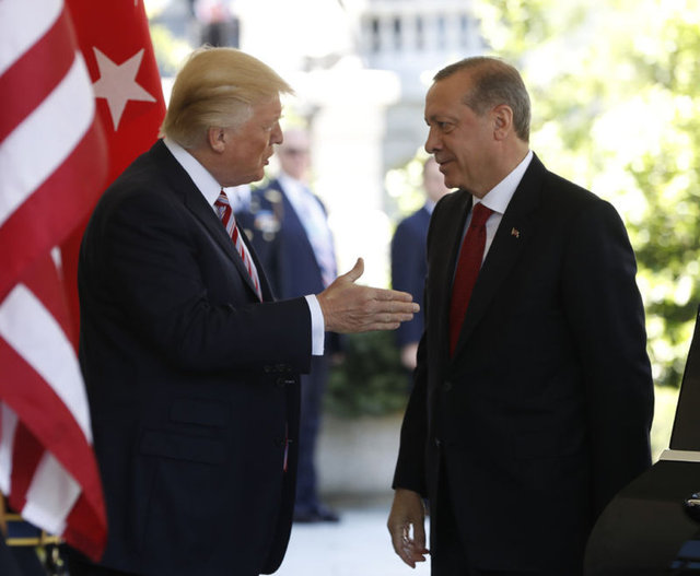 Beyaz Saray'da yüz yüze görüşen Cumhurbaşkanı Erdoğan ile ABD Başkanı Donald Trump'ın bir araya geldiği o anlar böyle görüntülendi.