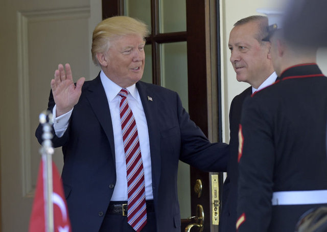 Beyaz Saray'da yüz yüze görüşen Cumhurbaşkanı Erdoğan ile ABD Başkanı Donald Trump'ın bir araya geldiği o anlar böyle görüntülendi.