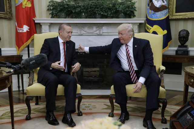 Beyaz Saray'da yüz yüze görüşen Cumhurbaşkanı Erdoğan ile ABD Başkanı Donald Trump'ın bir araya geldiği o anlar böyle görüntülendi.