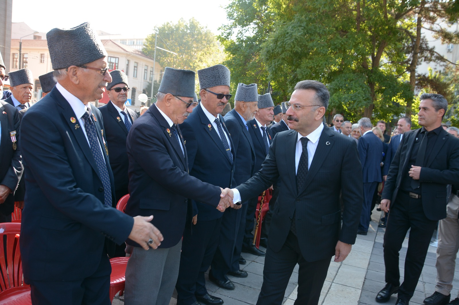 Türkiye Büyük Millet Meclisi tarafından 19 Eylül 1921'de Mustafa Kemal Atatürk'e “Gazi” unvanının verildiği gün olarak kutlanan Gaziler Günü’nün 102’nci yıl dönümü nedeniyle Vilayet Meydanı’nda tören düzenlendi. 