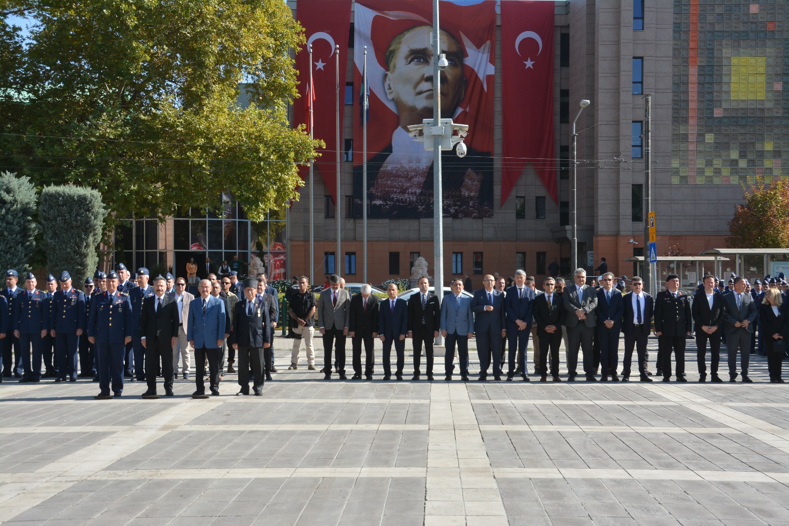 Türkiye Büyük Millet Meclisi tarafından 19 Eylül 1921'de Mustafa Kemal Atatürk'e “Gazi” unvanının verildiği gün olarak kutlanan Gaziler Günü’nün 102’nci yıl dönümü nedeniyle Vilayet Meydanı’nda tören düzenlendi. 