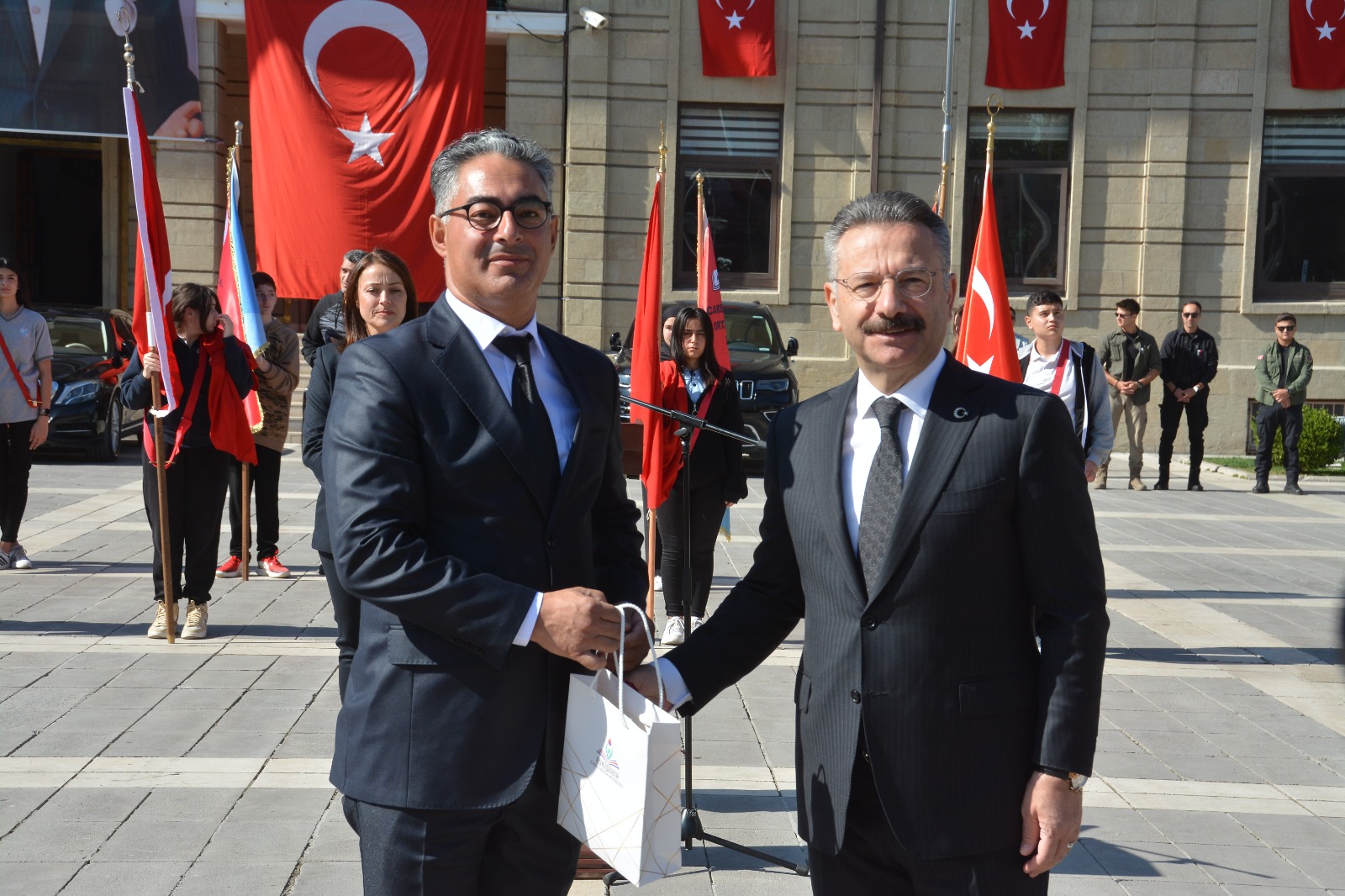 Törende Gazi  Bahattin Yalçın ‘Vatan için gaziyiz gazi’,Cemal Mümtaz Sosyal Bilimler Lisesi öğrencisi Hande Reyhan Artemel ‘Sen Kahraman Gazimiz’ adlı şiiri okudu. 