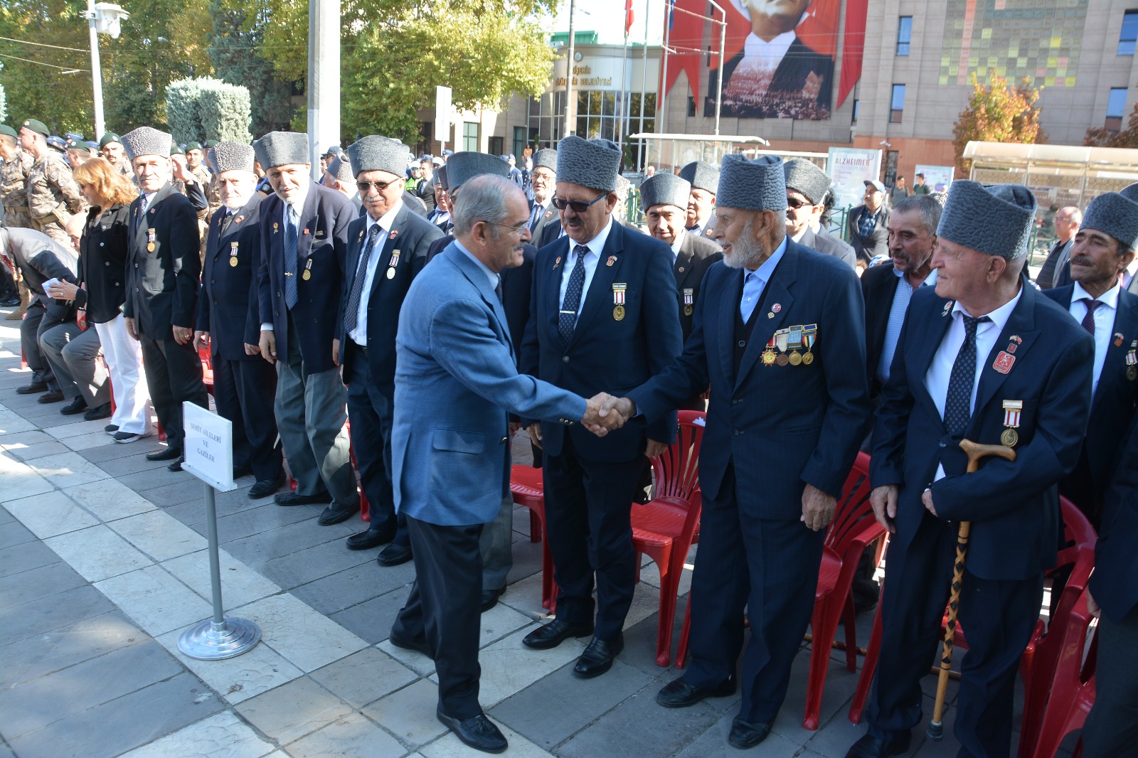 Türkiye Büyük Millet Meclisi tarafından 19 Eylül 1921'de Mustafa Kemal Atatürk'e “Gazi” unvanının verildiği gün olarak kutlanan Gaziler Günü’nün 102’nci yıl dönümü nedeniyle Vilayet Meydanı’nda tören düzenlendi. 