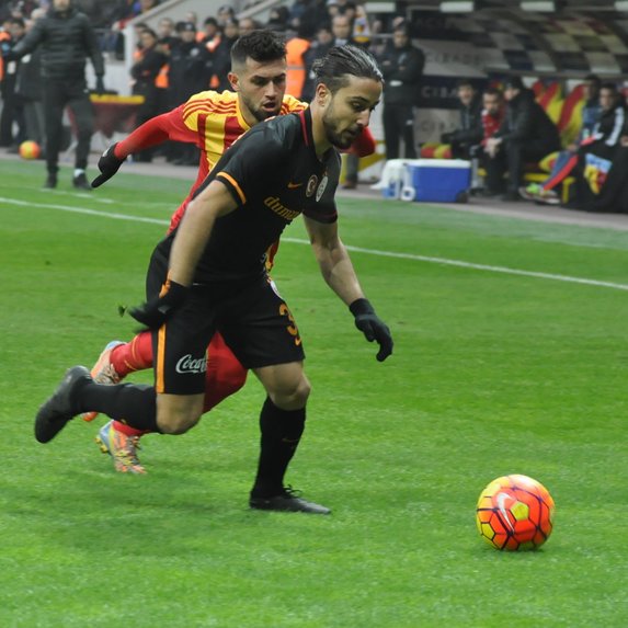 “Benim de doğum günümü paylaşıcaksın benim bundan daha çok faydam var Galatasaray’a!” “Bence doğum günü hediyesi olarak full maaşını kessinler” “Dünya futbol tarihinin gelmiş geçmiş en yeteneksiz futbolcusu diyenler?” “Sabır Allahım sabır”