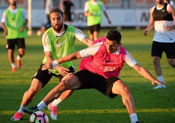 Bir türlü beklenilen performansa yaklaşamayan Tarık, kadroya bile giremiyor. Galatasaray'da 4. yılını geçiren 27 yaşındaki futbolcu toplamda 42 kez forma giyebildi.