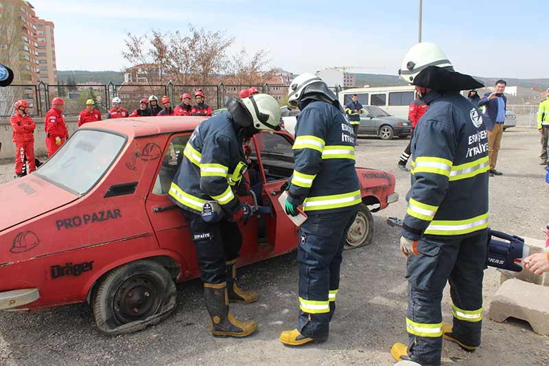 Eskişehir’de, itfaiye ve arama kurtarma ekipleri tarafından düzenlenen kaza sonrası araç içerisinde sıkışan yaralıyı kurtarma tatbikatı gerçeğini aratmadı.