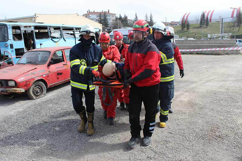 Eskişehir’de, itfaiye ve arama kurtarma ekipleri tarafından düzenlenen kaza sonrası araç içerisinde sıkışan yaralıyı kurtarma tatbikatı gerçeğini aratmadı.