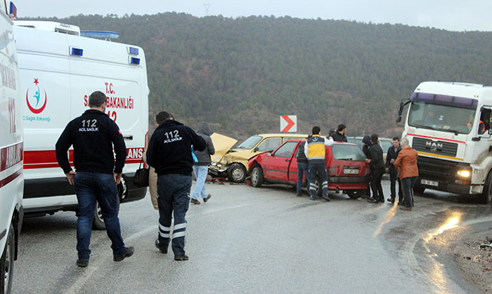 Kütahya’nın Emet ilçesinde 2 otomobilin çarpışması sonucu meydana gelen trafik kazasında 6 kişi yaralandı.
