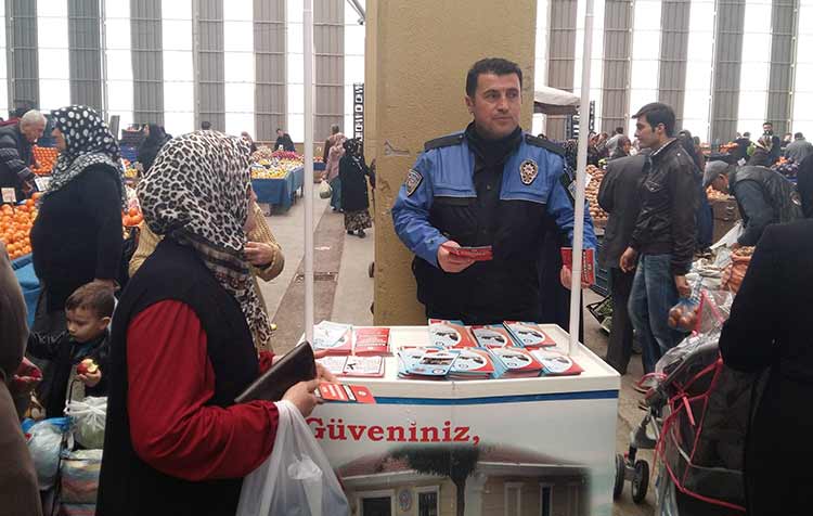 Eskişehir İl Emniyet Müdürlüğü, “iletişim yoluyla dolandırıcılık, metruk binalar ve hırsızlık” olayları konusunda toplum bilincini arttırmak için hazırladığı broşürleri vatandaşlara dağıtıyor.