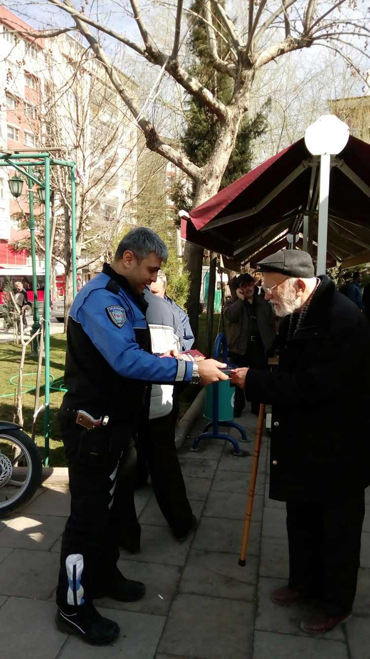 Eskişehir İl Emniyet Müdürlüğü, “iletişim yoluyla dolandırıcılık, metruk binalar ve hırsızlık” olayları konusunda toplum bilincini arttırmak için hazırladığı broşürleri vatandaşlara dağıtıyor.