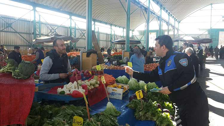 Eskişehir İl Emniyet Müdürlüğü, “iletişim yoluyla dolandırıcılık, metruk binalar ve hırsızlık” olayları konusunda toplum bilincini arttırmak için hazırladığı broşürleri vatandaşlara dağıtıyor.