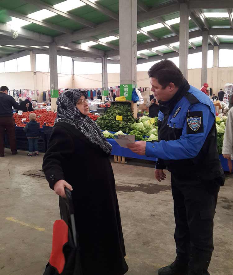 Eskişehir İl Emniyet Müdürlüğü, “iletişim yoluyla dolandırıcılık, metruk binalar ve hırsızlık” olayları konusunda toplum bilincini arttırmak için hazırladığı broşürleri vatandaşlara dağıtıyor.