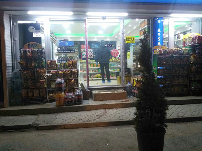 Eskişehir'de bir tekel markette yaşanan silahlı kavgada 1 kişi öldü, 1 kişi de yaralandı. 