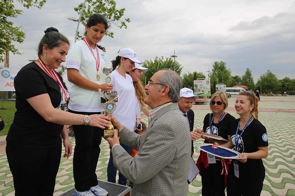 19 Mayıs Atatürk’ü Anma Gençlik ve Spor Bayramı etkinlikleri kapsamında Büyükşehir Belediyesi ve Büyükşehir Gençlik ve Spor Kulübü tarafından düzenlenen "Açık Alan Masa Tenisi Turnuvası" sona erdi.