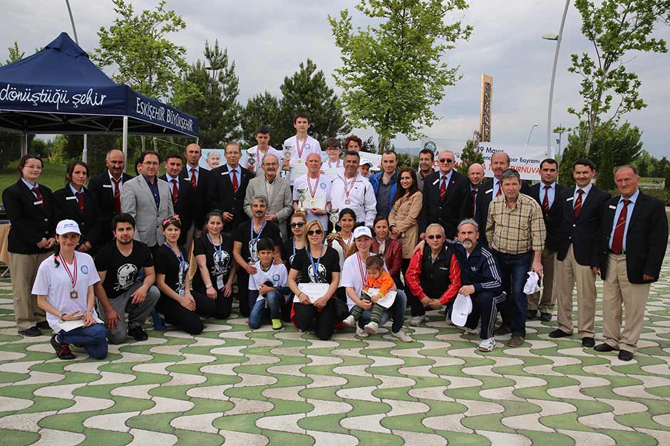 19 Mayıs Atatürk’ü Anma Gençlik ve Spor Bayramı etkinlikleri kapsamında Büyükşehir Belediyesi ve Büyükşehir Gençlik ve Spor Kulübü tarafından düzenlenen "Açık Alan Masa Tenisi Turnuvası" sona erdi.