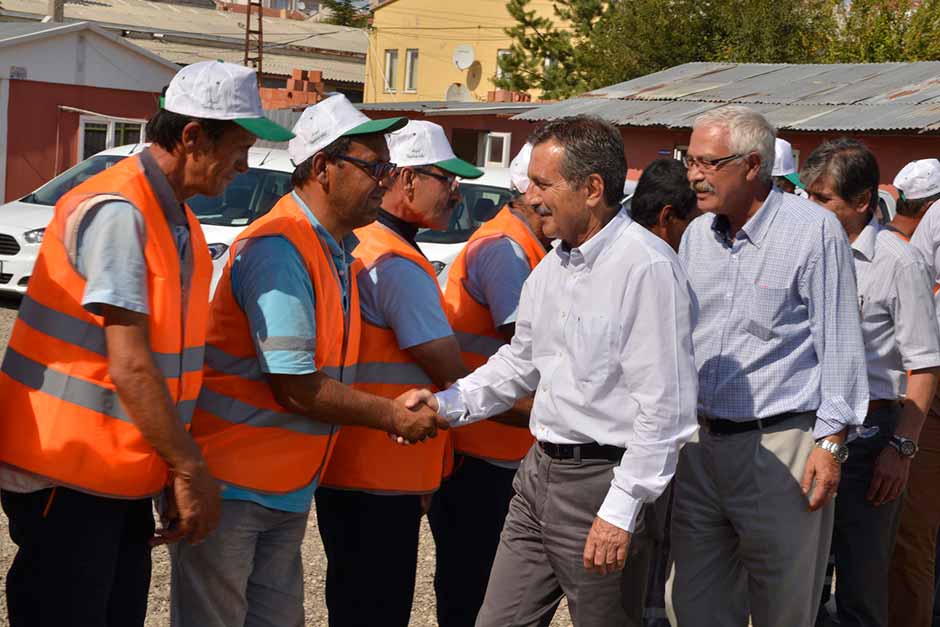 Tepebaşı Belediye Başkanı Dt. Ahmet Ataç, Fen İşleri ve Temizlik İşleri şantiyeleri ile belediye binasında personel ile bayramlaştı. 