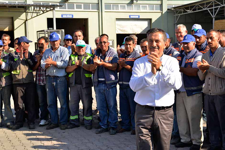 Tepebaşı Belediye Başkanı Dt. Ahmet Ataç, Fen İşleri ve Temizlik İşleri şantiyeleri ile belediye binasında personel ile bayramlaştı. 