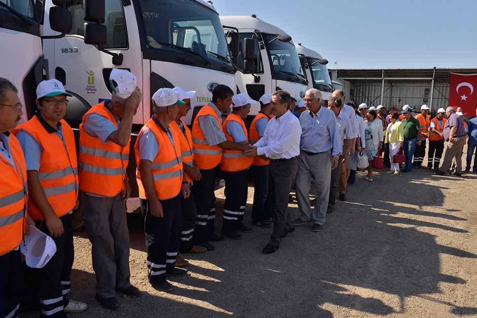 Tepebaşı Belediye Başkanı Dt. Ahmet Ataç, Fen İşleri ve Temizlik İşleri şantiyeleri ile belediye binasında personel ile bayramlaştı. 