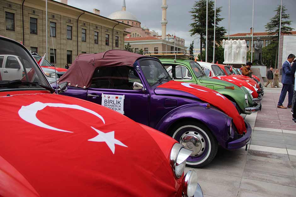 Eskişehir'de, klasik otomobil tutkunları ve öğrenciler tarafından teröre tepki amacıyla "vosvos" olarak bilinen araçlarla "teröre hayır" konvoyu düzenlendi.