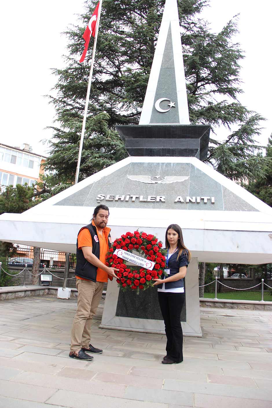 Eskişehir'de, klasik otomobil tutkunları ve öğrenciler tarafından teröre tepki amacıyla "vosvos" olarak bilinen araçlarla "teröre hayır" konvoyu düzenlendi.