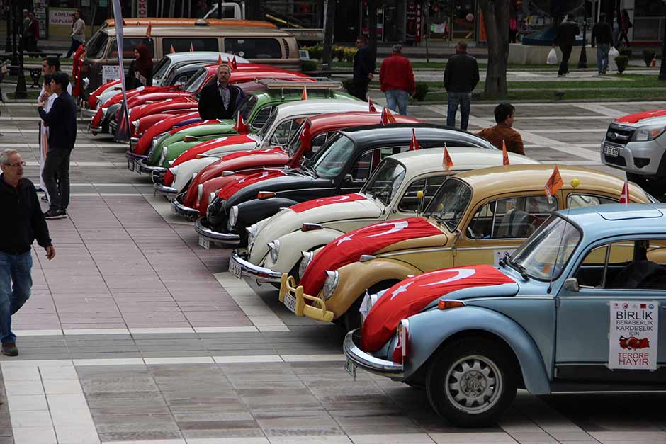 Eskişehir'de, klasik otomobil tutkunları ve öğrenciler tarafından teröre tepki amacıyla "vosvos" olarak bilinen araçlarla "teröre hayır" konvoyu düzenlendi.