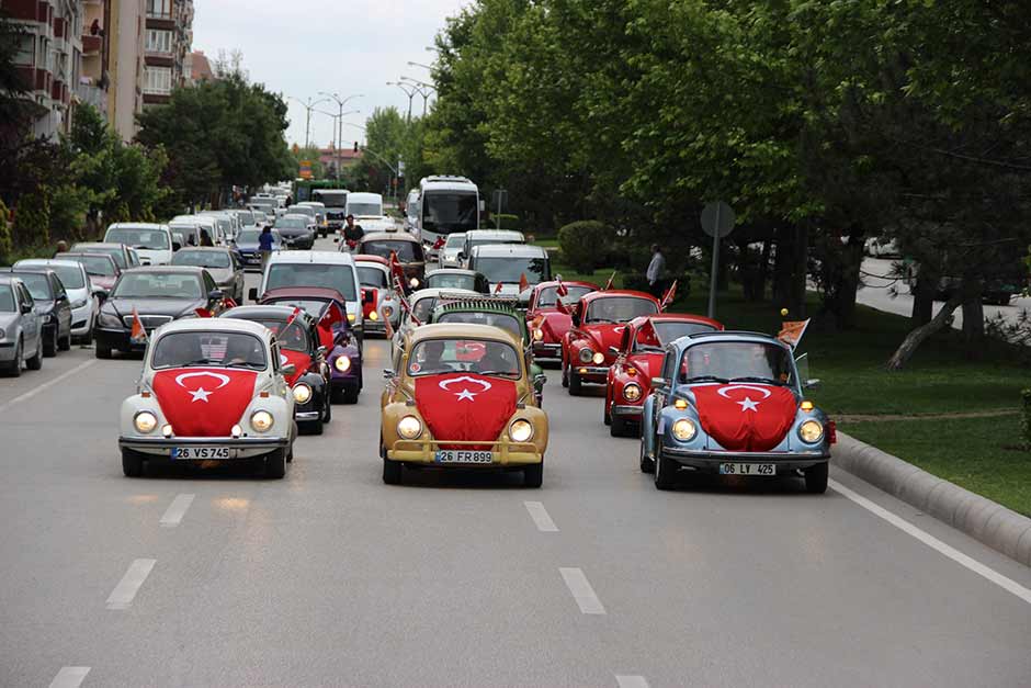 Eskişehir'de, klasik otomobil tutkunları ve öğrenciler tarafından teröre tepki amacıyla "vosvos" olarak bilinen araçlarla "teröre hayır" konvoyu düzenlendi.