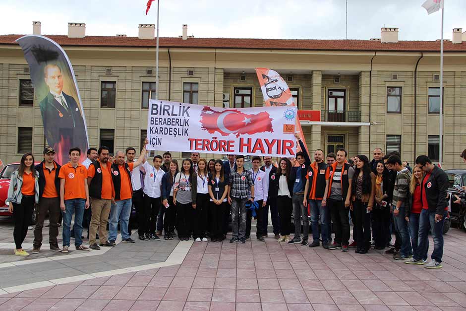 Eskişehir'de, klasik otomobil tutkunları ve öğrenciler tarafından teröre tepki amacıyla "vosvos" olarak bilinen araçlarla "teröre hayır" konvoyu düzenlendi.