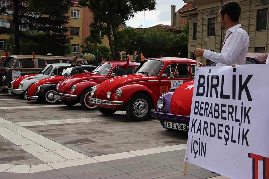 Eskişehir'de, klasik otomobil tutkunları ve öğrenciler tarafından teröre tepki amacıyla "vosvos" olarak bilinen araçlarla "teröre hayır" konvoyu düzenlendi.