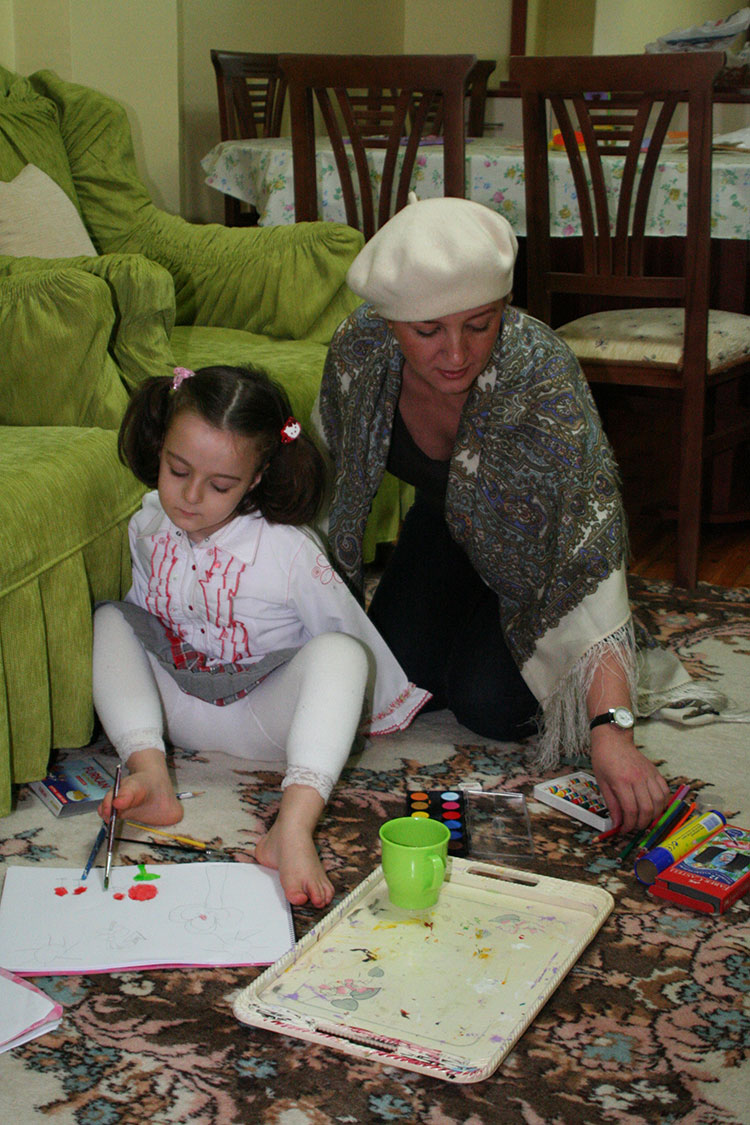 2007 yılında Doktorlar Caddesi’nde yürürken iki kolu olmayan bir kız çocuğu gördü. Üç dört yaşlarındaki çocuk, anne ve babasıyla yürüyordu. Yanlarına gitti, çocuğu sevdi. Sevmekle kalmadı... Yardım etmek istedi. İçinden geldi...