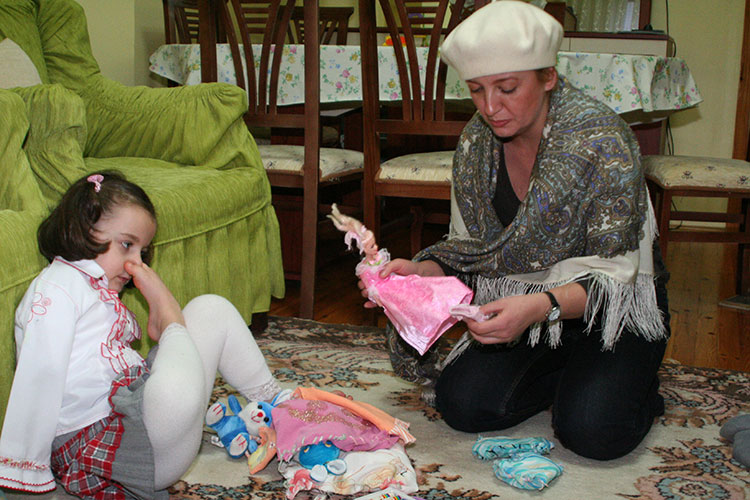 2007 yılında Doktorlar Caddesi’nde yürürken iki kolu olmayan bir kız çocuğu gördü. Üç dört yaşlarındaki çocuk, anne ve babasıyla yürüyordu. Yanlarına gitti, çocuğu sevdi. Sevmekle kalmadı... Yardım etmek istedi. İçinden geldi...