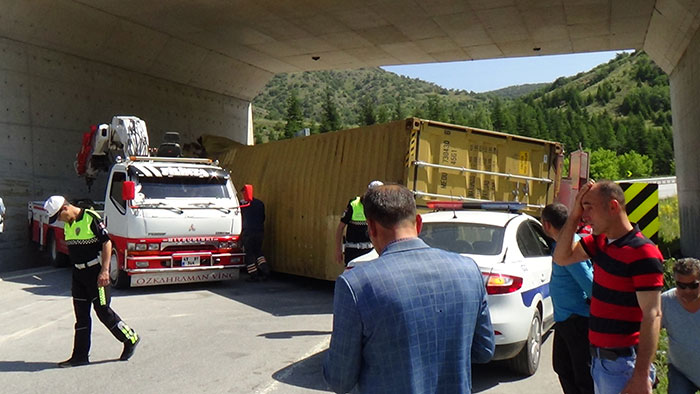 Kütahya'da tırın devrilmesi sonucu, 1 kişi yaralandı. Kütahya-Eskişehir karayolu kaza nedeniyle ve tek yönlü olarak 1,5 saat ulaşıma kapandı.