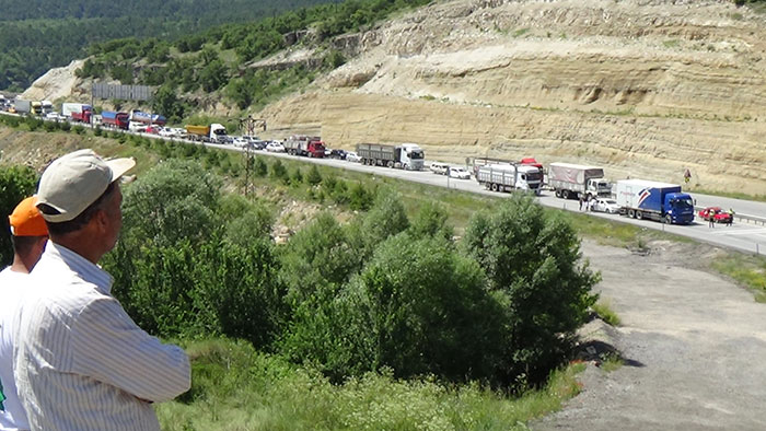 Kütahya'da tırın devrilmesi sonucu, 1 kişi yaralandı. Kütahya-Eskişehir karayolu kaza nedeniyle ve tek yönlü olarak 1,5 saat ulaşıma kapandı.