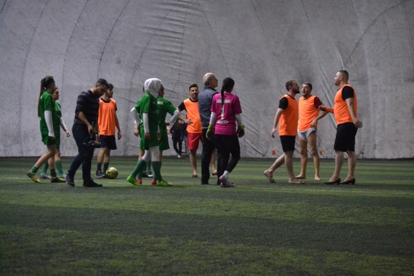 Konya’da bir grup erkek, 8 Mart Dünya Kadınlar Günü’ne özel farkındalık oluşturabilmek amacıyla kadın futbolculara karşı, kadın ayakkabıları giyerek futbol maçı yaptı. 