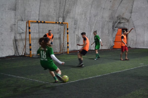 Konya’da bir grup erkek, 8 Mart Dünya Kadınlar Günü’ne özel farkındalık oluşturabilmek amacıyla kadın futbolculara karşı, kadın ayakkabıları giyerek futbol maçı yaptı. 