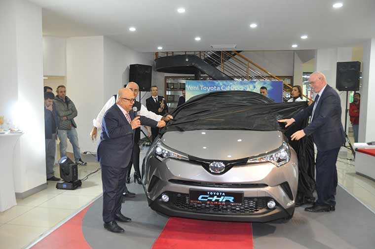 Türkiye’de üretilen Crossover Segmenti’nin aracı Toyota C-HR, bazı Avrupa ülkeleriyle eş zamanlı olarak Türkiye’de de ilk kez Toyota Plazalarda beğenilere sunuldu.