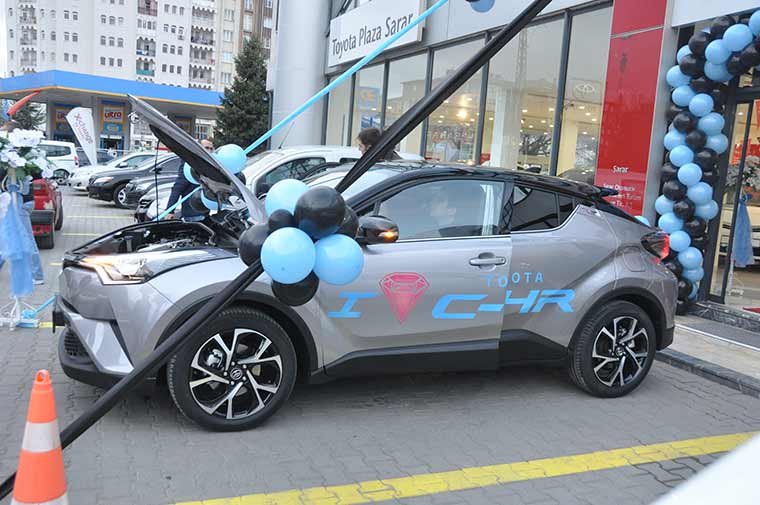 Türkiye’de üretilen Crossover Segmenti’nin aracı Toyota C-HR, bazı Avrupa ülkeleriyle eş zamanlı olarak Türkiye’de de ilk kez Toyota Plazalarda beğenilere sunuldu.