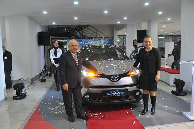 Türkiye’de üretilen Crossover Segmenti’nin aracı Toyota C-HR, bazı Avrupa ülkeleriyle eş zamanlı olarak Türkiye’de de ilk kez Toyota Plazalarda beğenilere sunuldu.