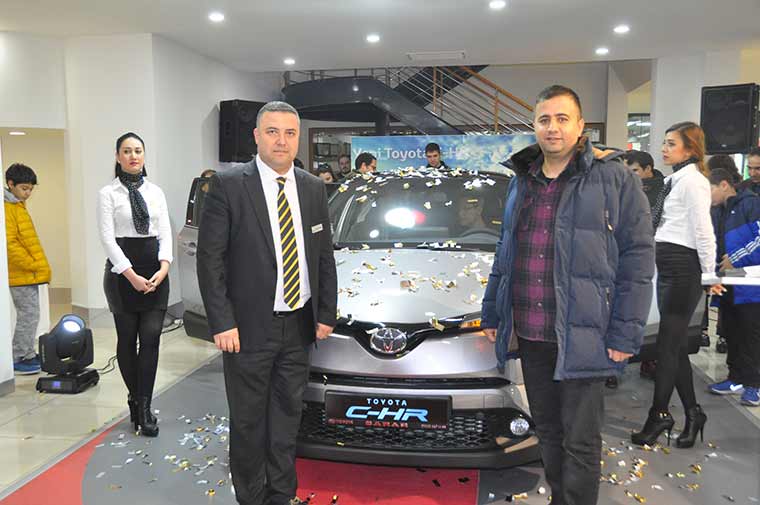 Türkiye’de üretilen Crossover Segmenti’nin aracı Toyota C-HR, bazı Avrupa ülkeleriyle eş zamanlı olarak Türkiye’de de ilk kez Toyota Plazalarda beğenilere sunuldu.