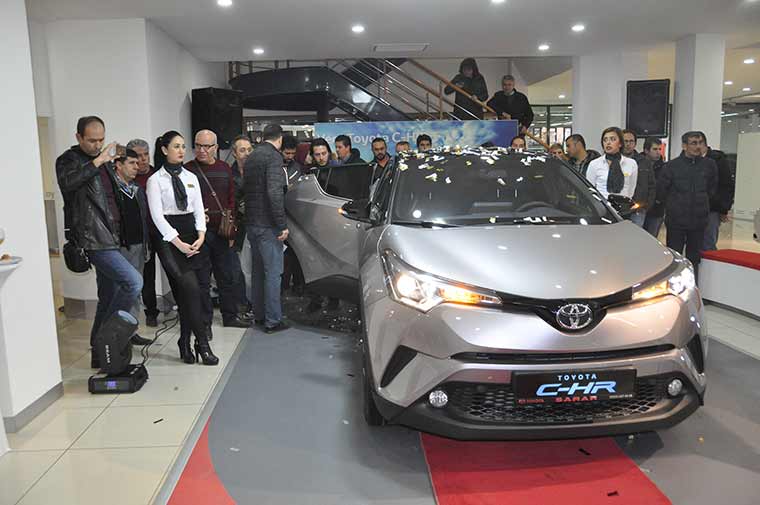 Türkiye’de üretilen Crossover Segmenti’nin aracı Toyota C-HR, bazı Avrupa ülkeleriyle eş zamanlı olarak Türkiye’de de ilk kez Toyota Plazalarda beğenilere sunuldu.