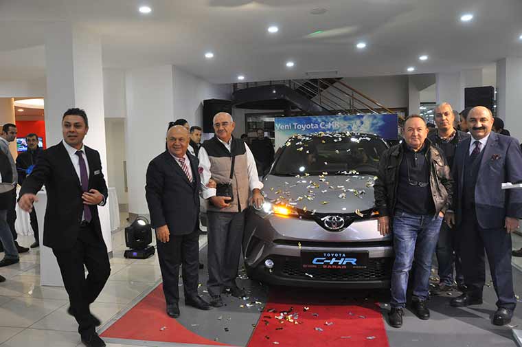 Türkiye’de üretilen Crossover Segmenti’nin aracı Toyota C-HR, bazı Avrupa ülkeleriyle eş zamanlı olarak Türkiye’de de ilk kez Toyota Plazalarda beğenilere sunuldu.